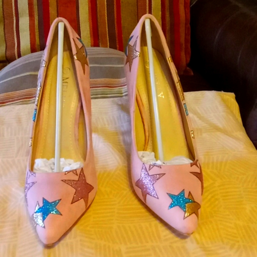 Mauve color, heels have no damage, gently worn with box slightly damaged...